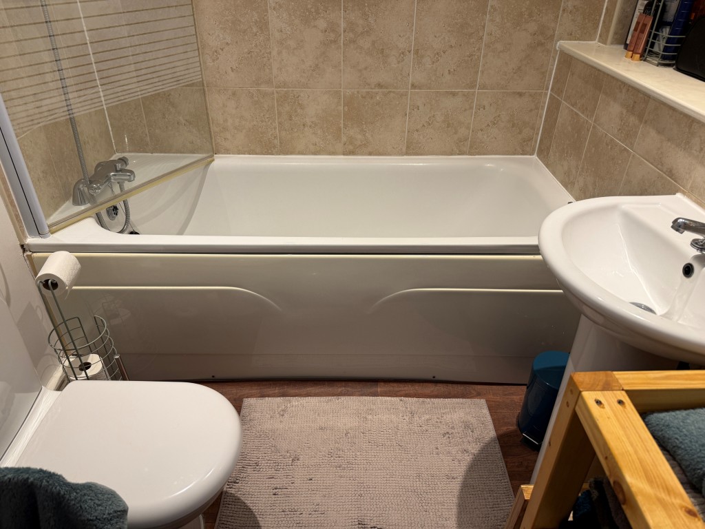 Lot: 78 - FREEHOLD MIXED USE INVESTMENT IN TOWN CENTRE - First floor white bathroom and WC